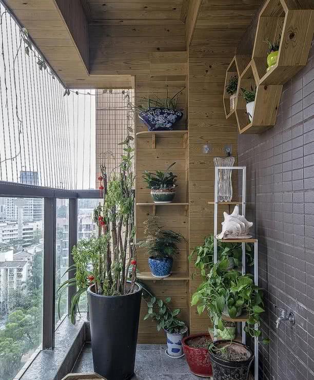 阳台用菠萝格木这样装，等于多出一间花园房